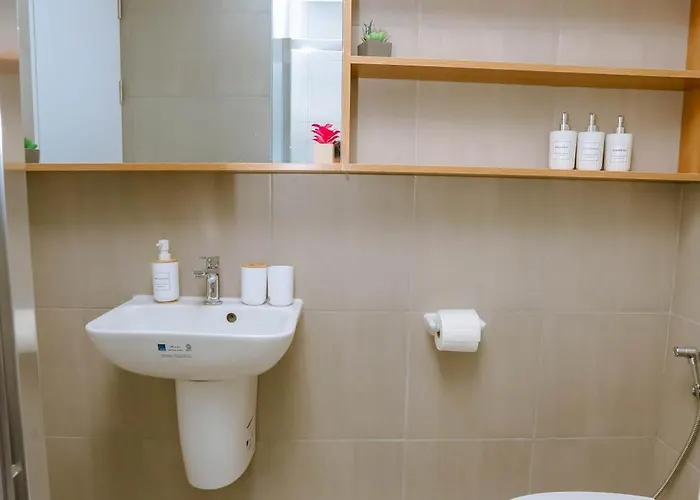 Staycation Minimalist With Rooftop Pool And Netflix